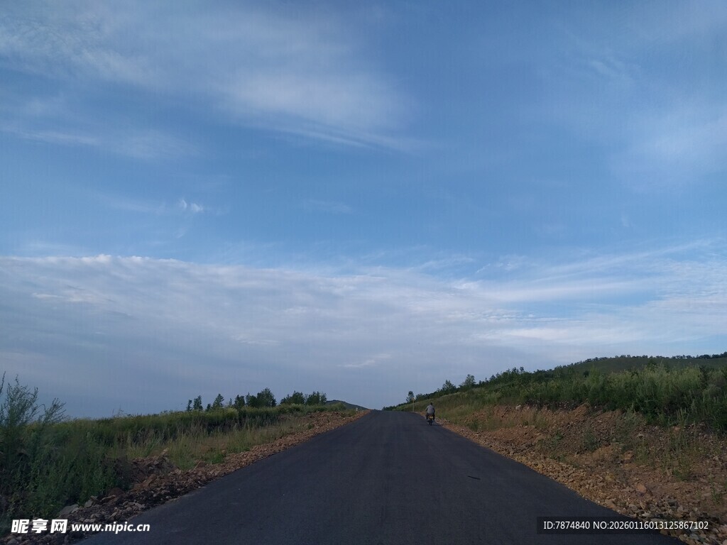 乡间公路 蓝天白云相伴