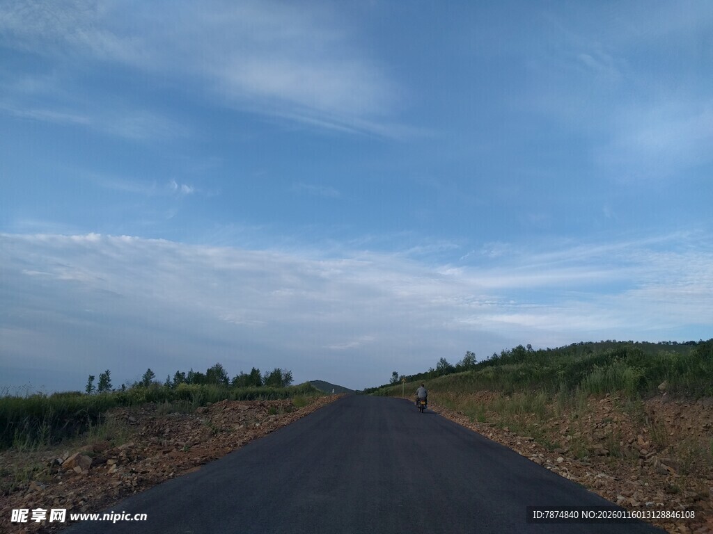 乡间公路 蓝天白云相伴