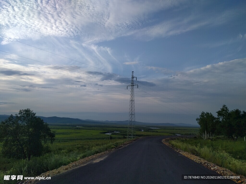 乡间公路 远方的电力铁塔