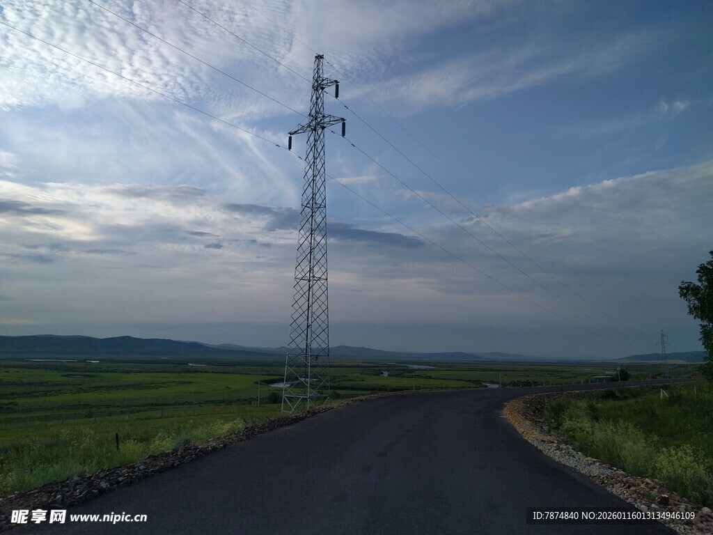 田野间的输电线路