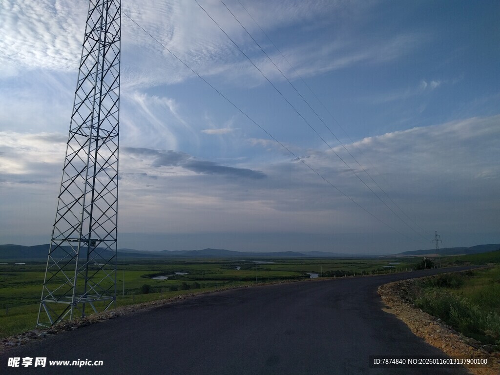 旷野中的输电塔与道路