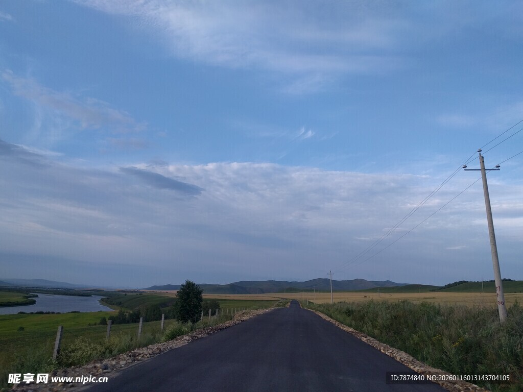 乡间公路 蓝天白云下的风景