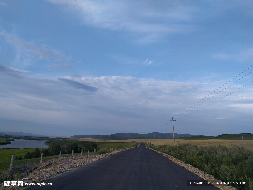 乡间公路 蓝天白云下的风景