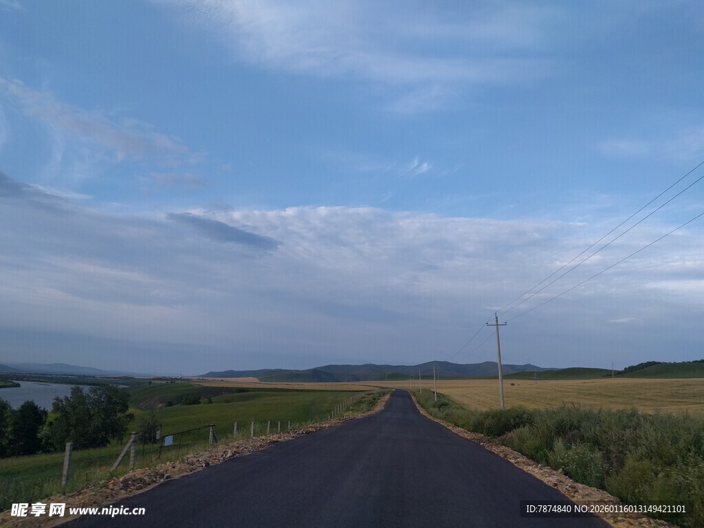 乡间公路 蓝天白云下的风景