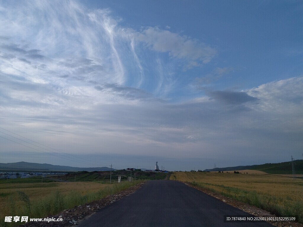 旷野中的延伸公路
