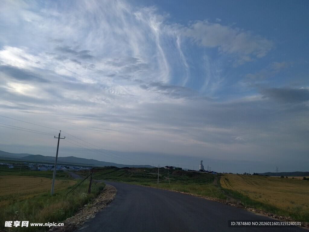 乡间公路 蓝天白云田野景