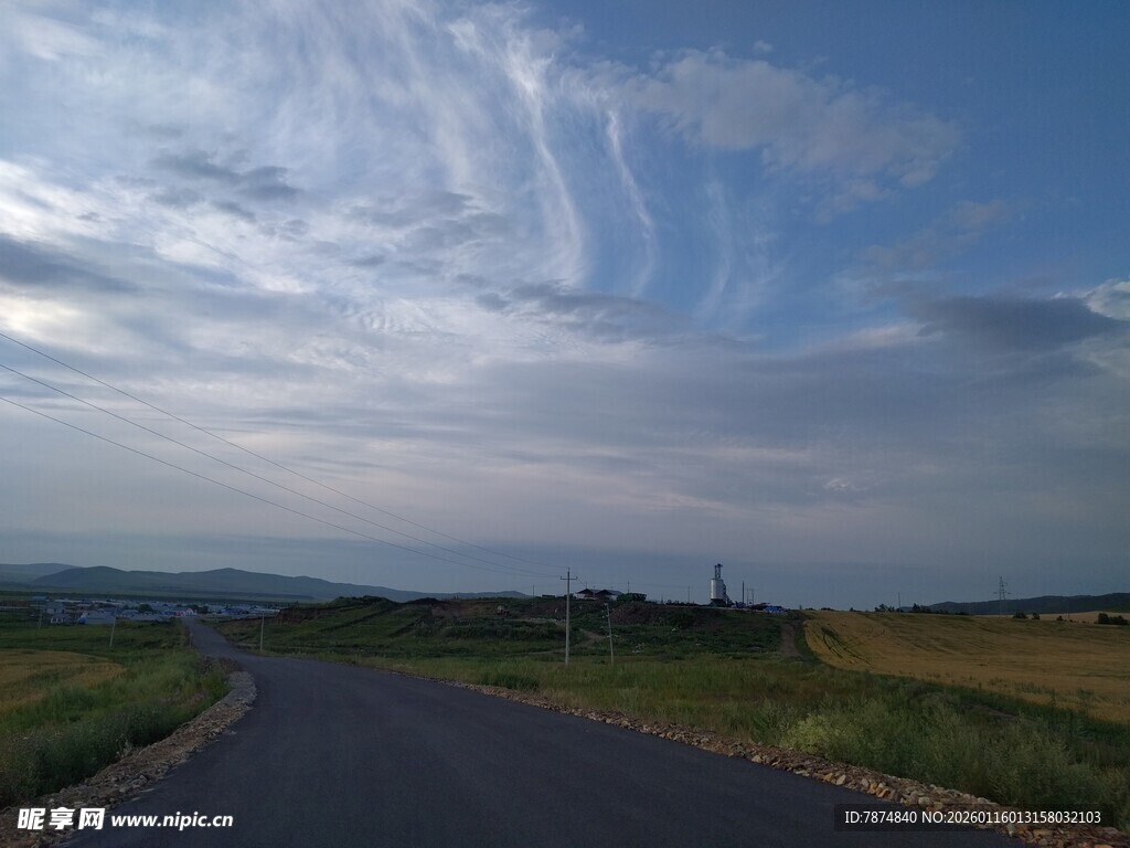 乡间公路 蓝天白云美景