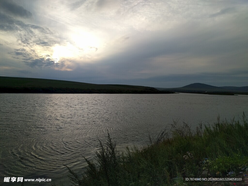 湖畔黄昏景色