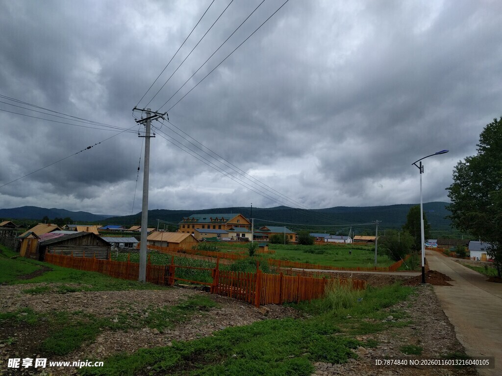 乡村田野间的阴沉天色