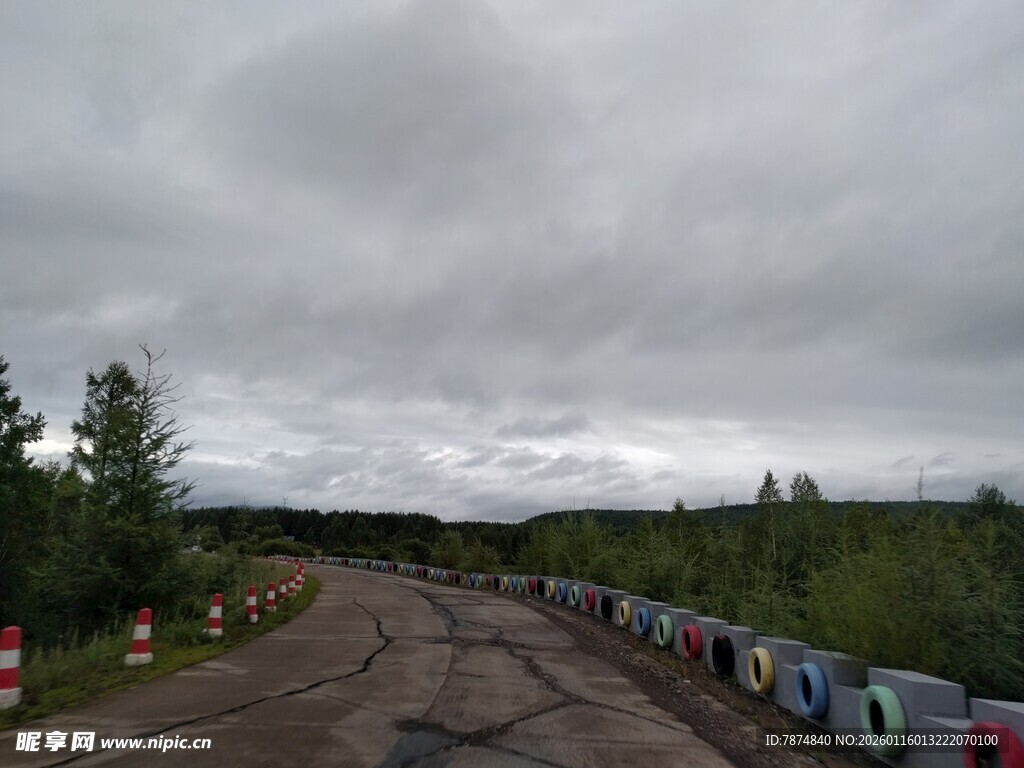 阴天下的乡村道路场景