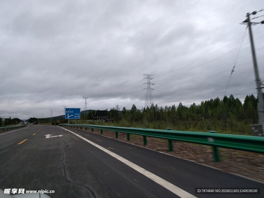 空旷公路 阴云下的景致
