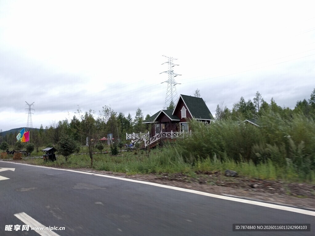 公路旁的森林小屋