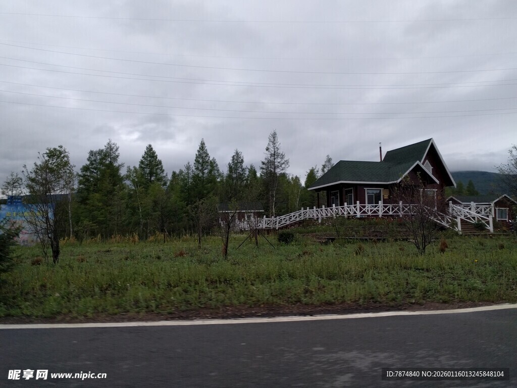 乡村路旁的木屋与自然景观