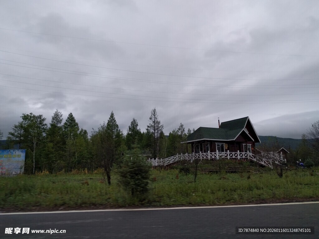 公路旁的林间小屋