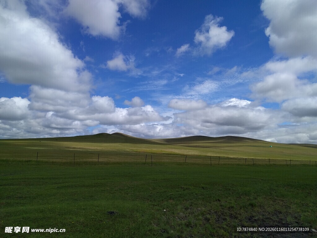 辽阔草原蓝天白云美景