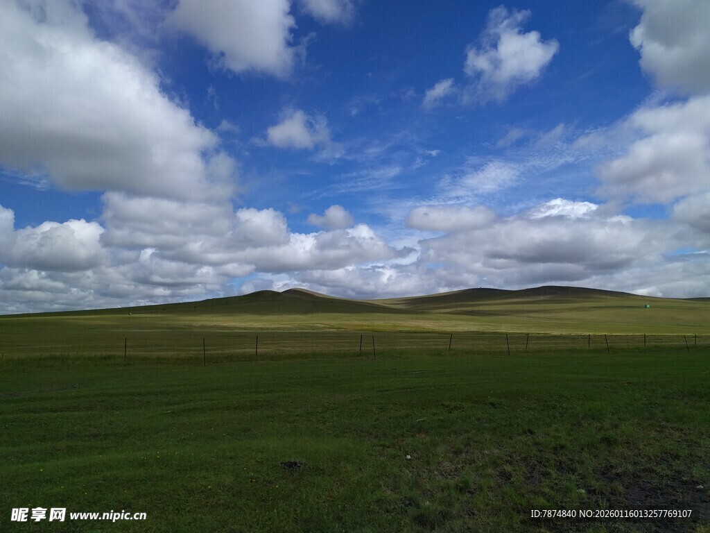 草原蓝天美景