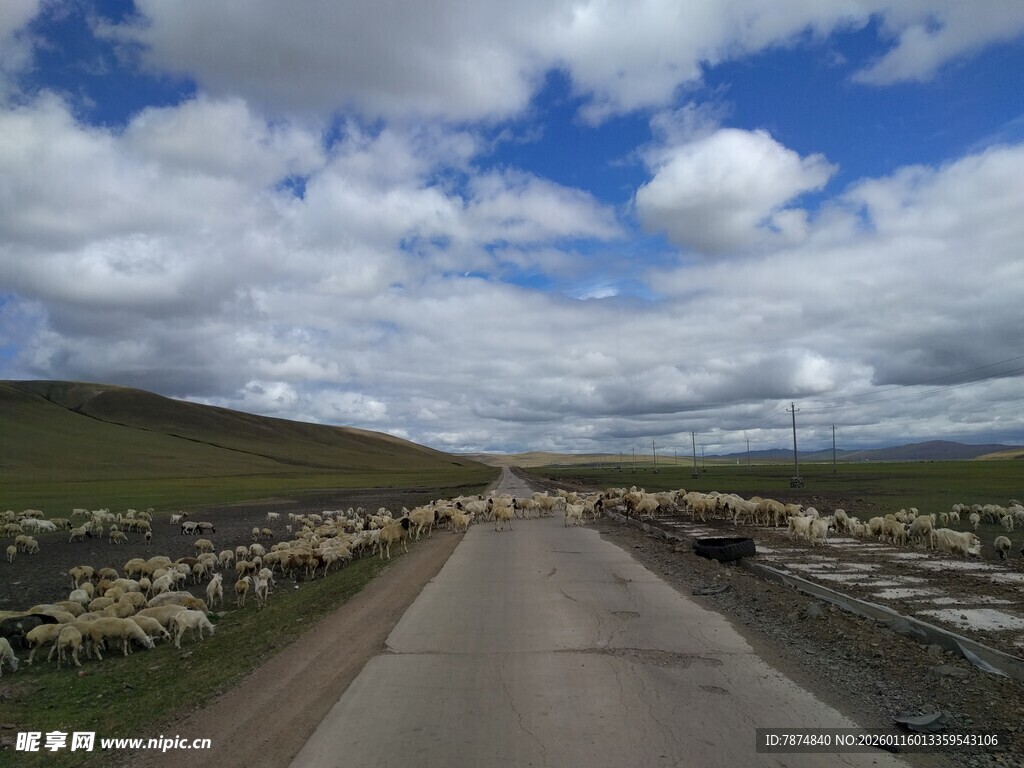 旷野中的延伸公路