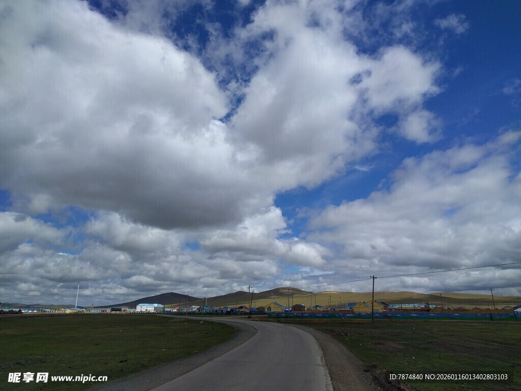 草原公路上的蓝天白云