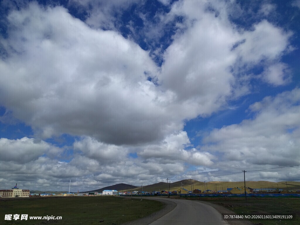 蓝天白云下的开阔道路