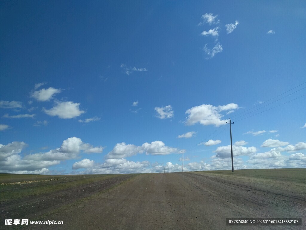 空旷公路与蓝天美景