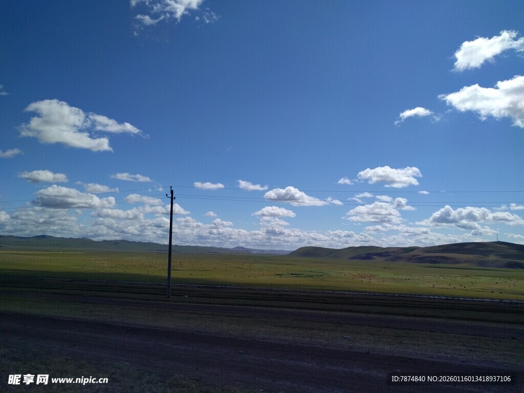 草原公路上的蓝天白云