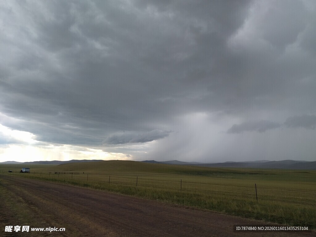 乌云笼罩下的旷野之路
