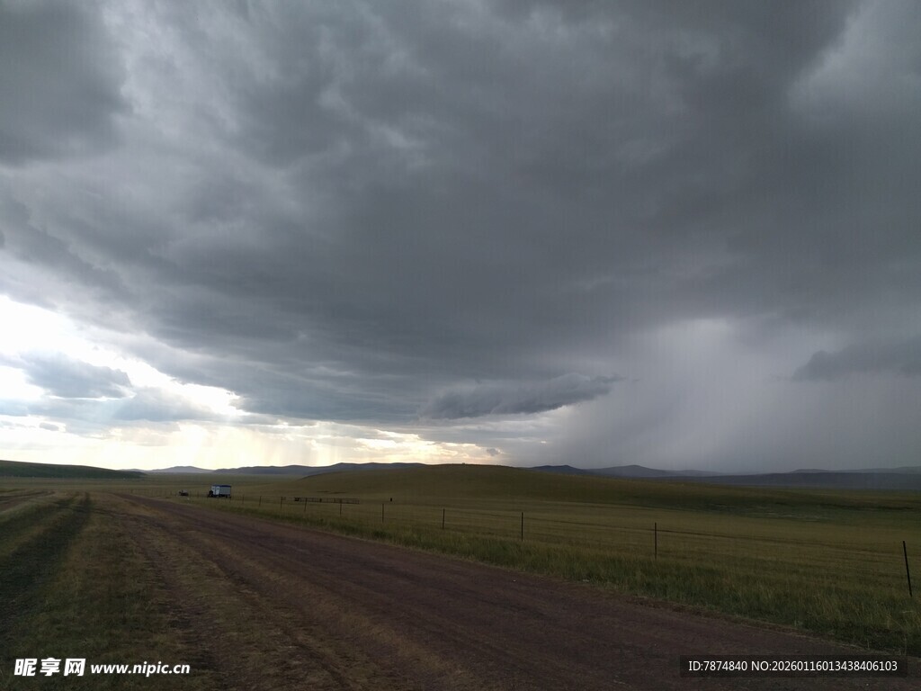 乌云笼罩下的旷野之路
