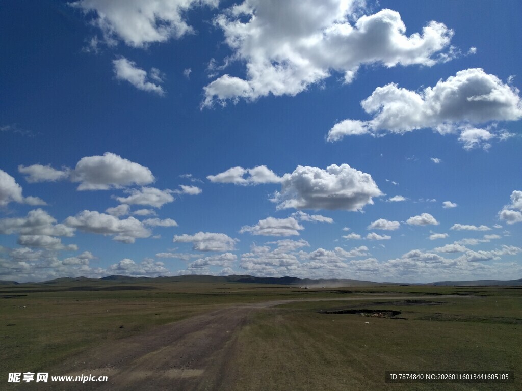 草原旷野中的蓝天白云