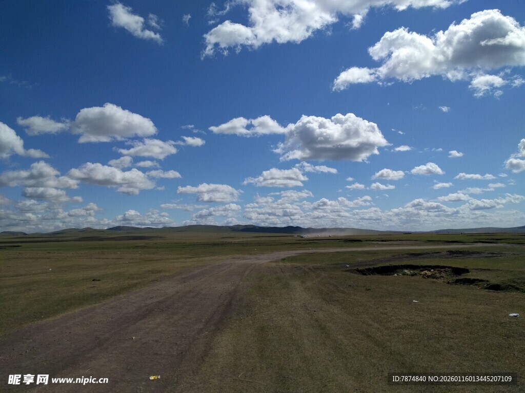 草原公路 蓝天白云美景