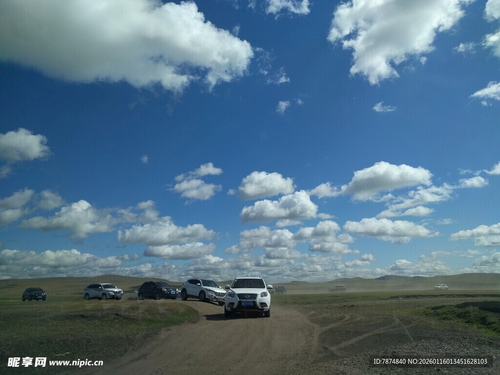 草原公路上的自驾车队