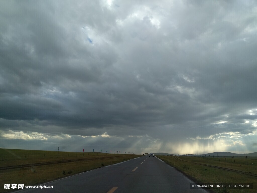 乌云下的旷野公路