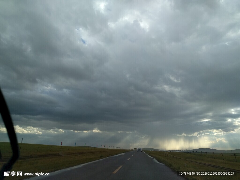 乌云笼罩下的公路景象