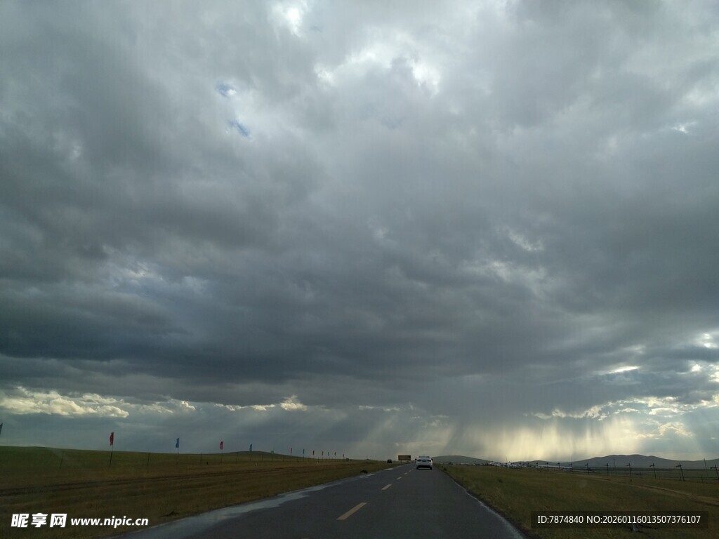 乌云笼罩下的空旷公路