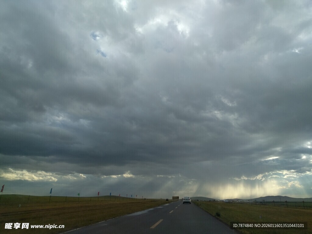 乌云笼罩下的空旷公路