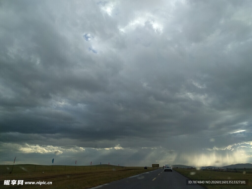 乌云压境下的旷野公路