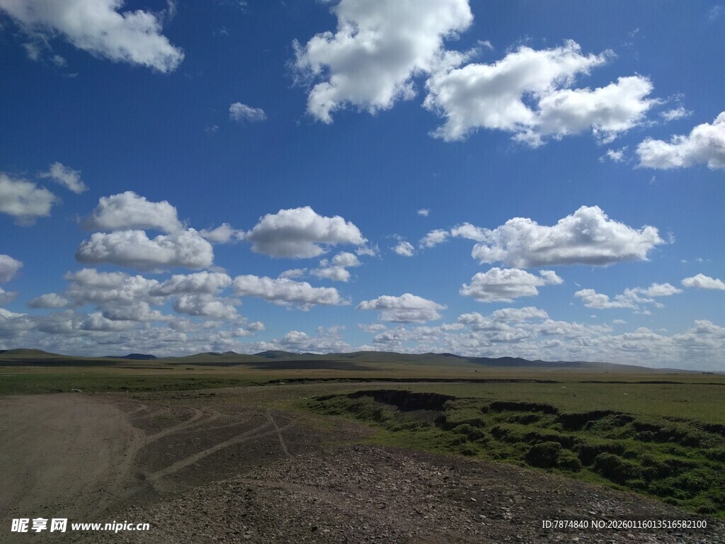 旷野蓝天风景图