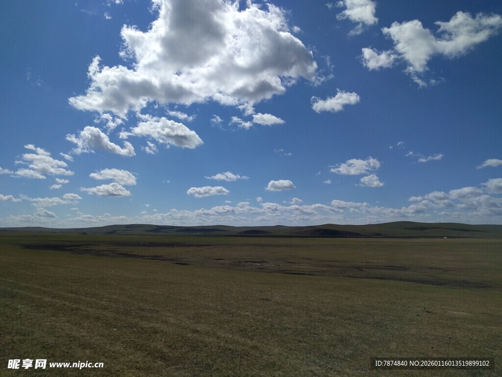 广阔草原上的蓝天白云