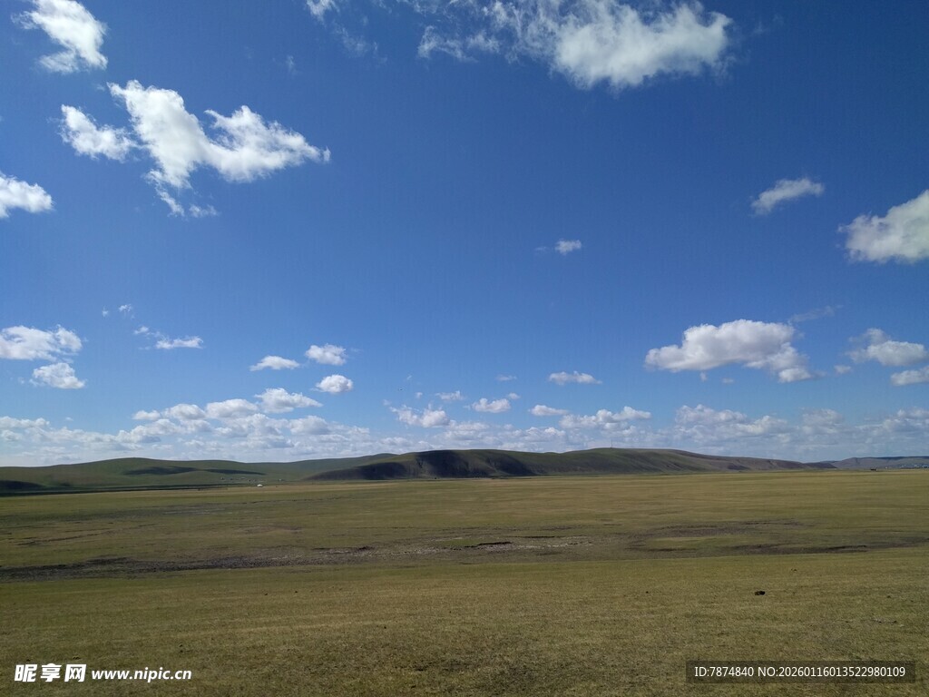 辽阔草原蓝天白云美景