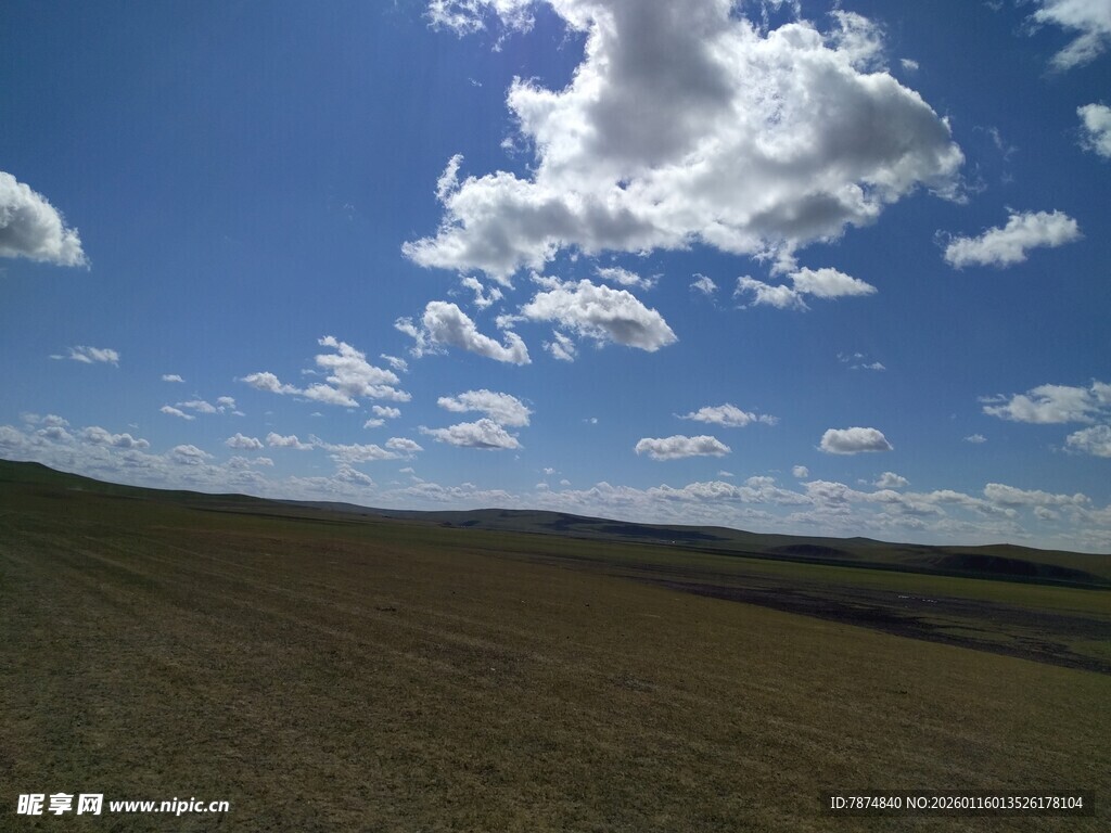 广阔草原上的蓝天白云