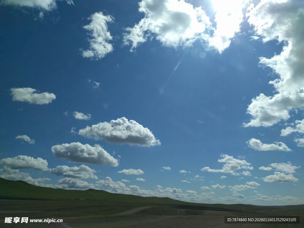 蓝天草原上的晴朗风光