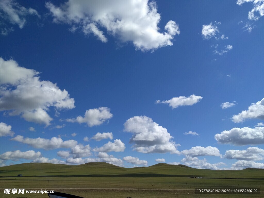 草原蓝天美景