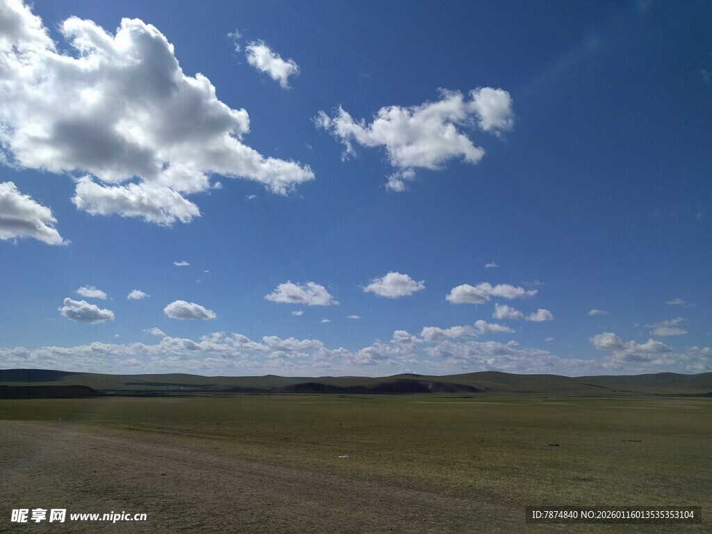 辽阔草原上的蓝天白云