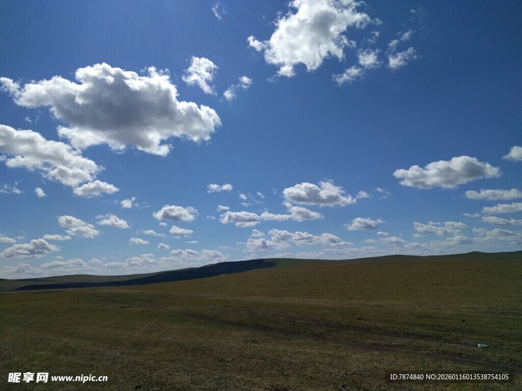 草原蓝天美景