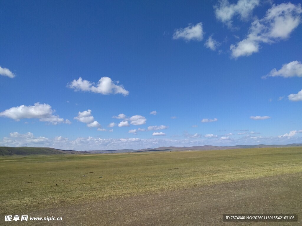 辽阔草原蓝天白云美景