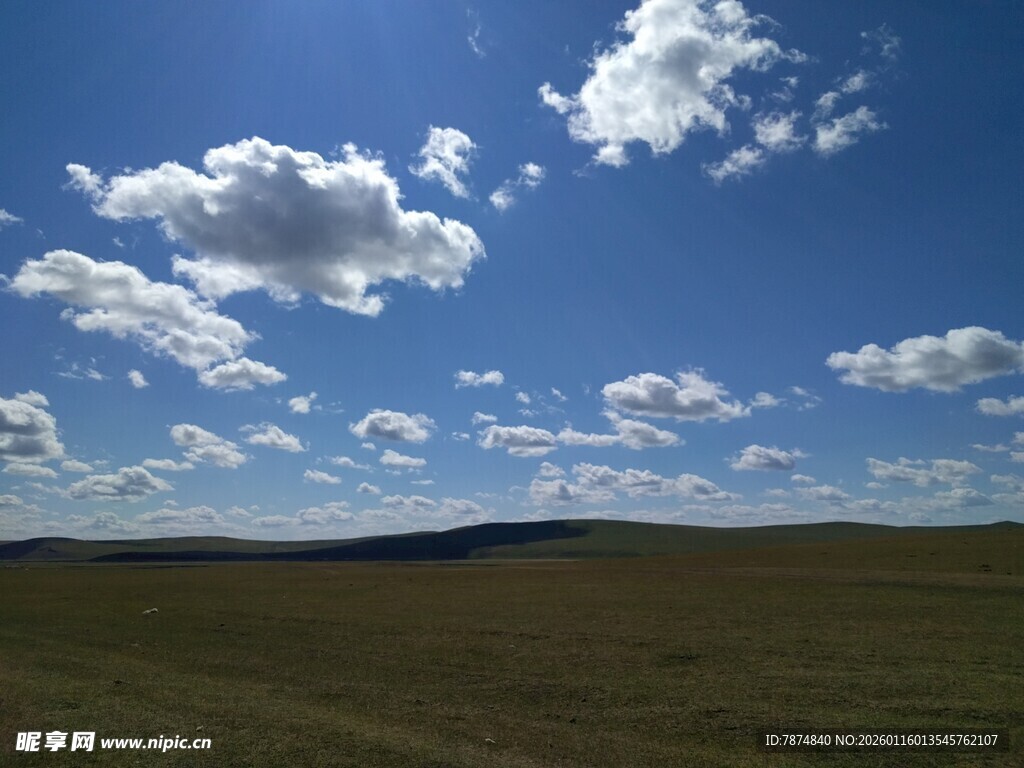 草原蓝天美景