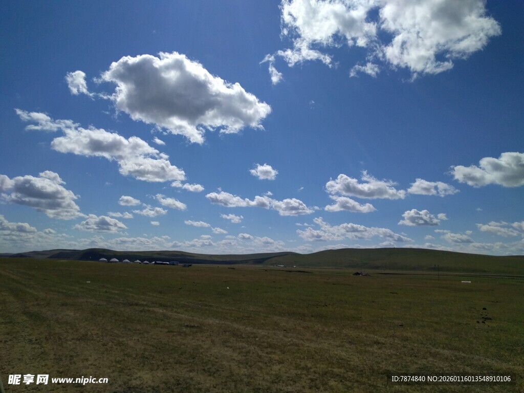 蓝天草原上的白云美景