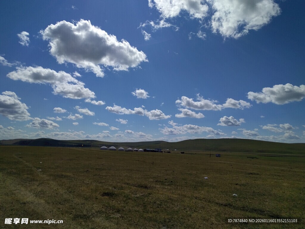 广阔草原上的蓝天白云