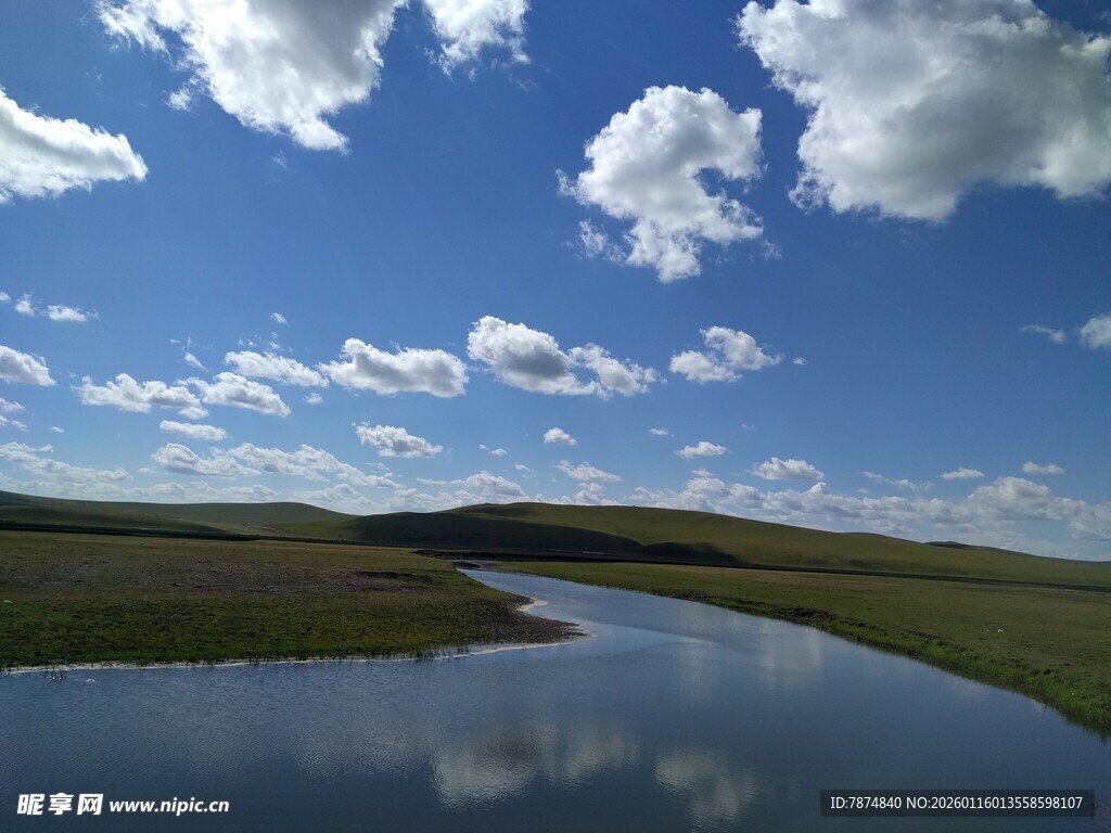 草原湖畔蓝天美景