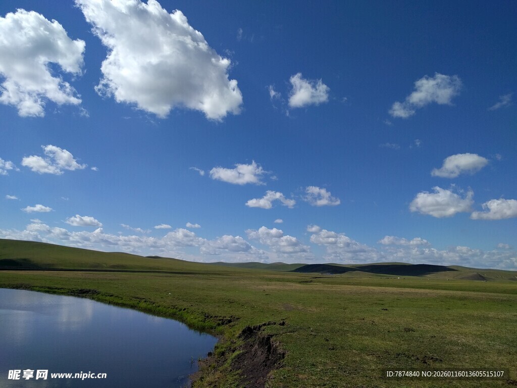 草原湖畔蓝天美景