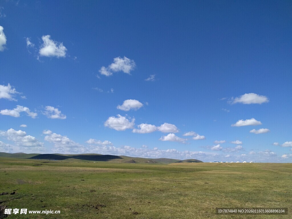 辽阔草原蓝天白云美景